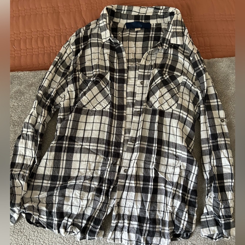 Francesca’s White and Black Lightweight Flannel